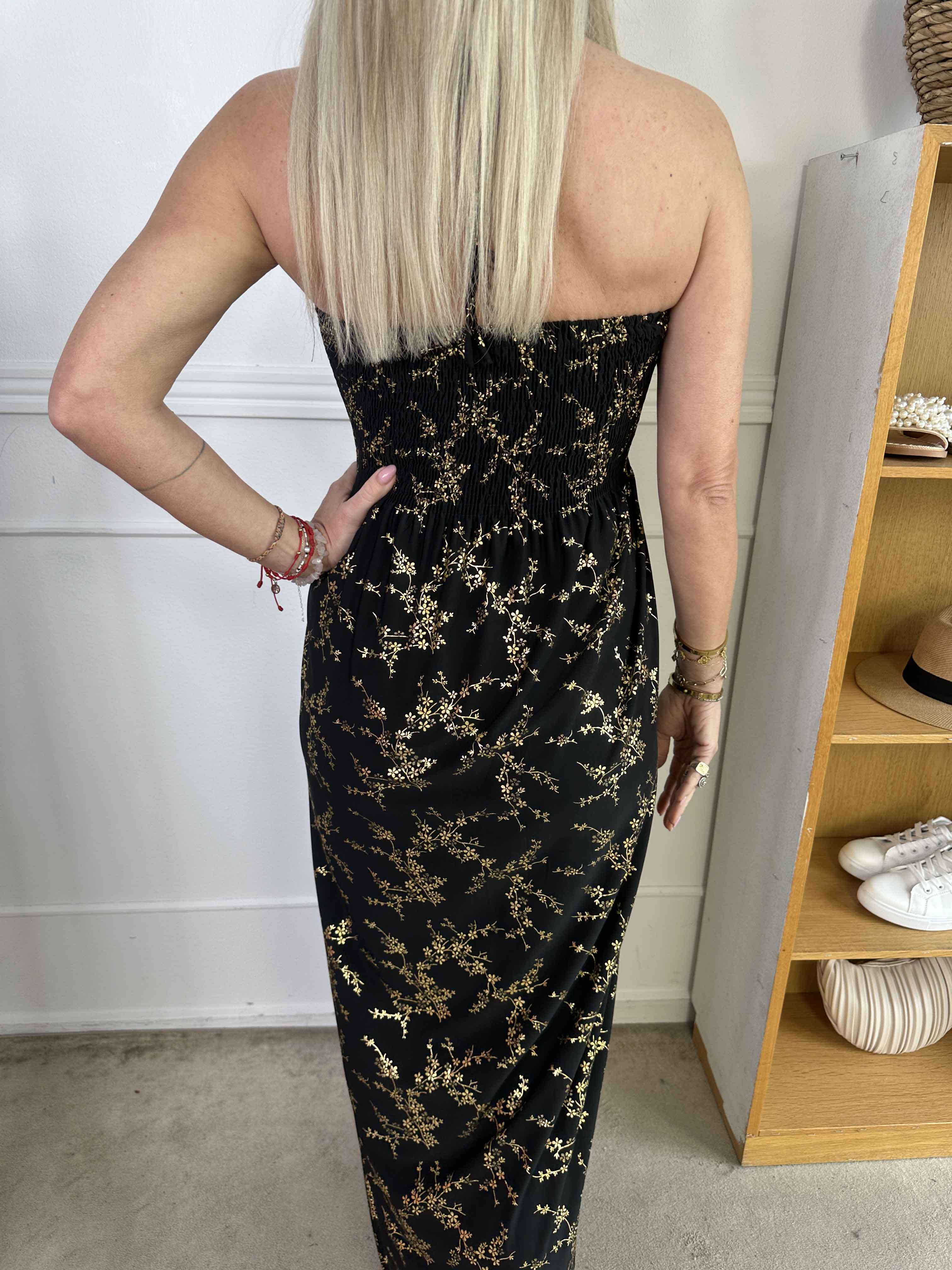 Lainey - Lang kjole med guldprint og smock henover brystet